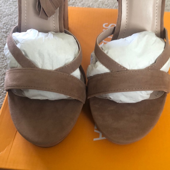 Women’s nude wrap heel. Size 9. - Picture 6 of 6